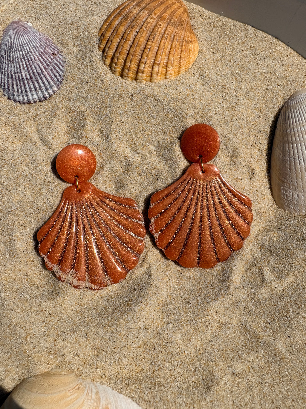 Les grands coquillages 🐚 - Corail irisé et paillettes dorées