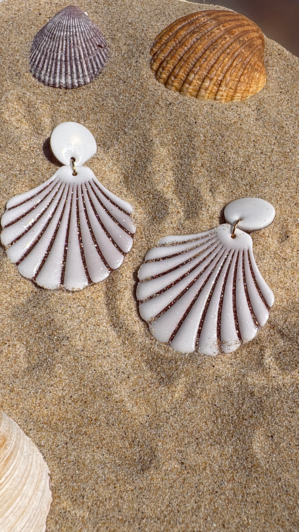Les grands coquillages 🐚 - Blanc irisé et paillettes dorées