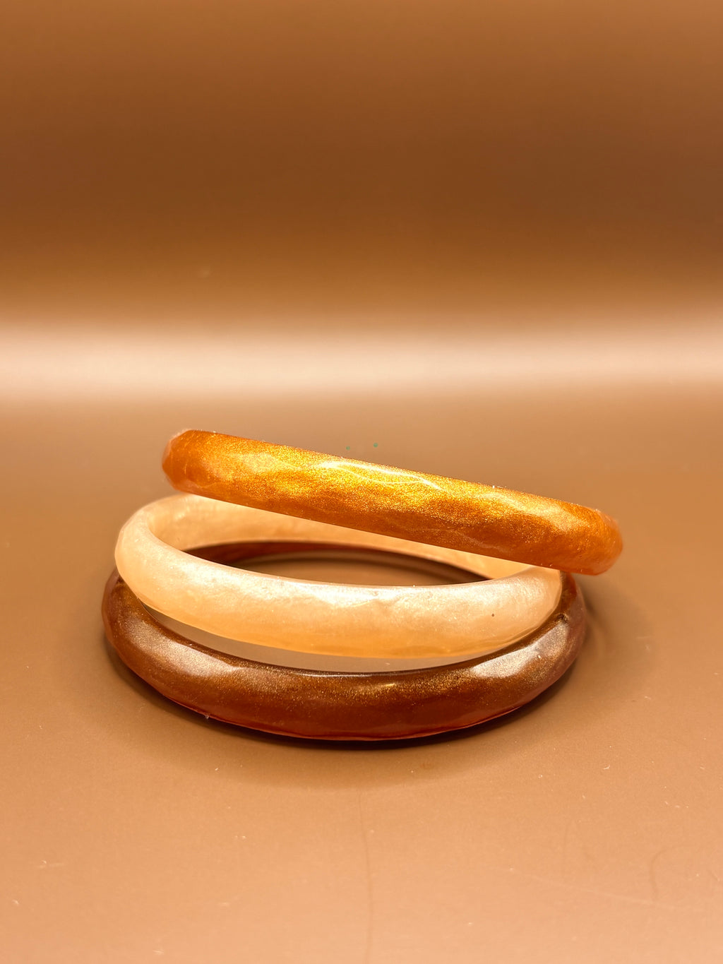 Le jonc simple beige irisé