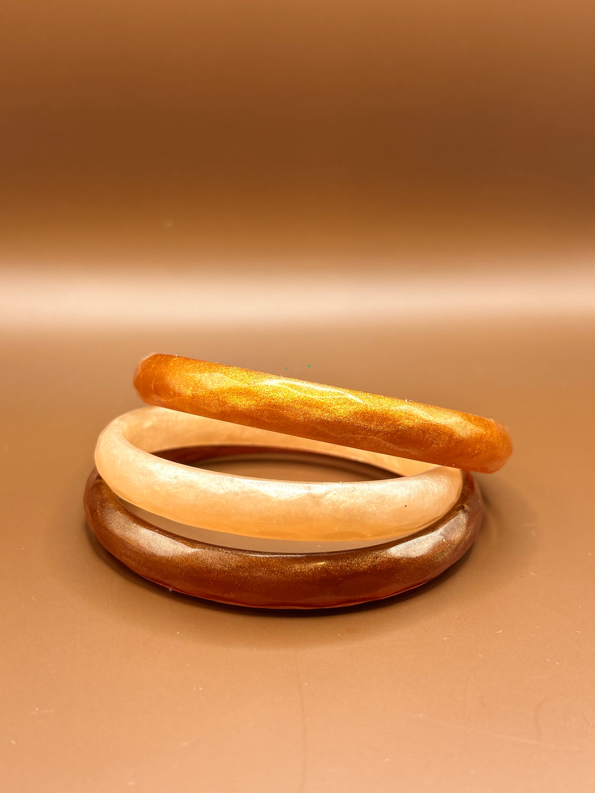 Le jonc simple beige irisé