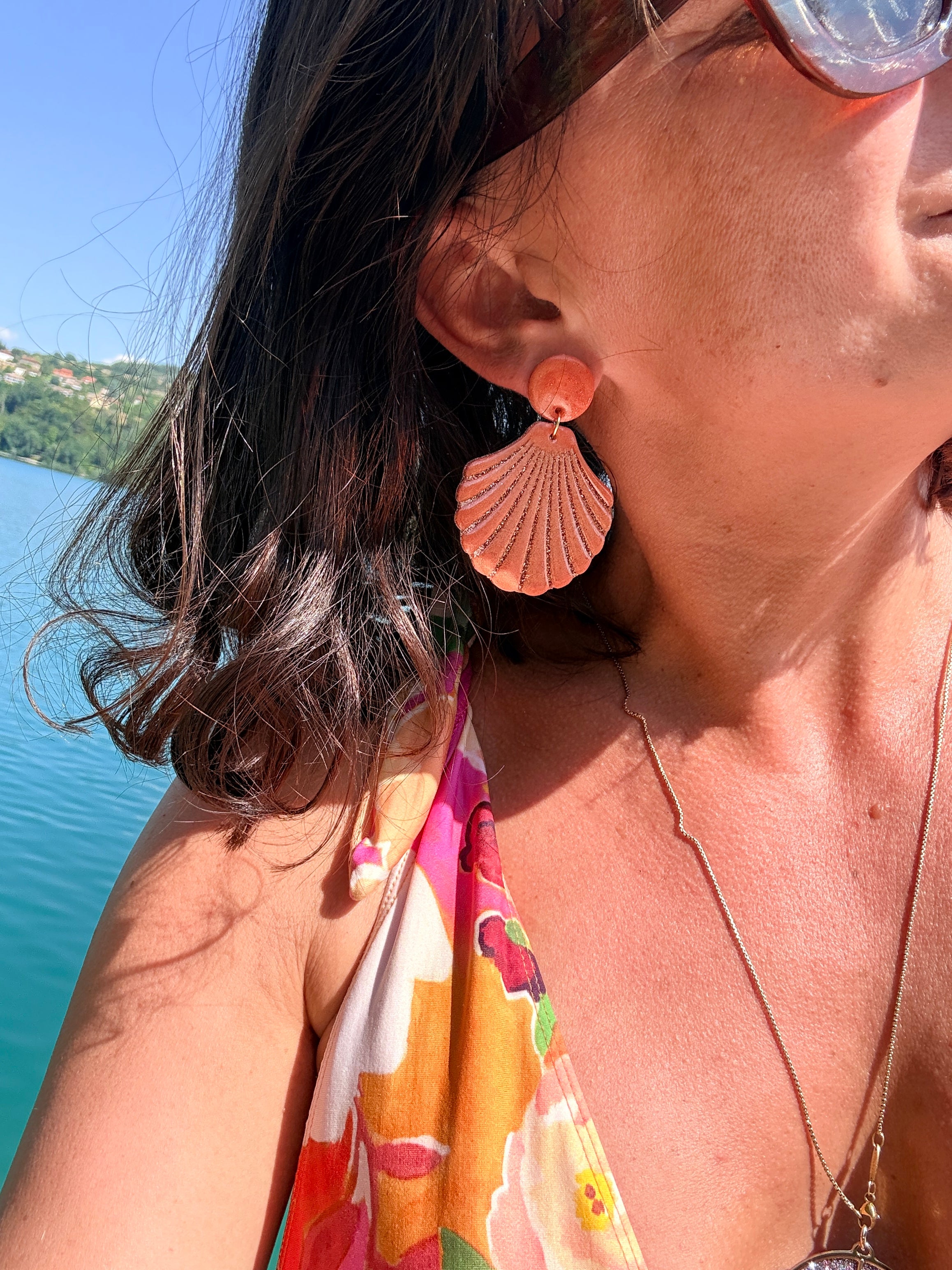 Les grands coquillages 🐚 - Corail irisé et paillettes dorées