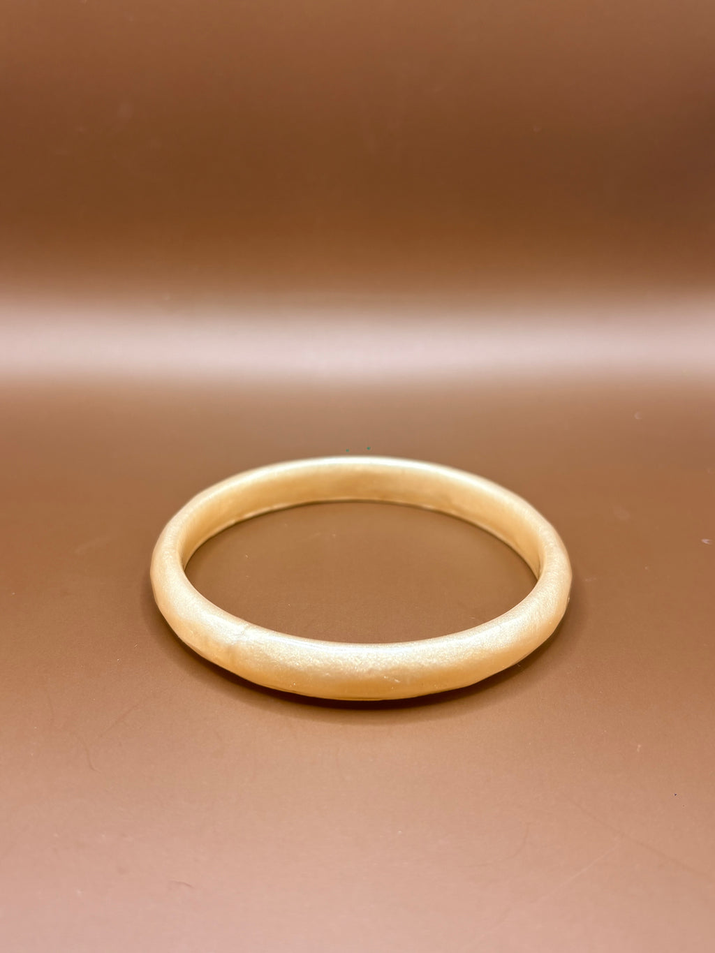 Le jonc simple beige irisé