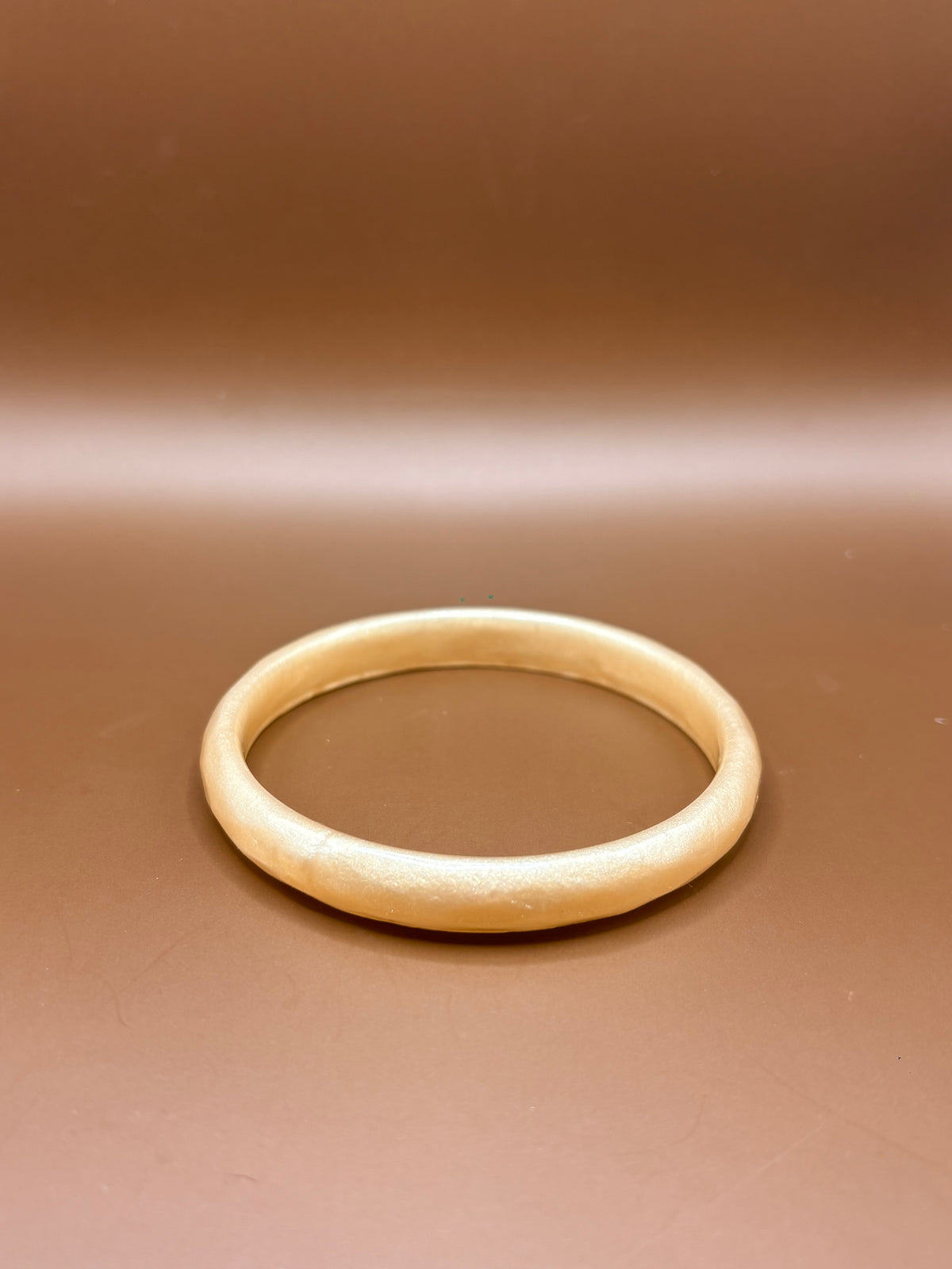 Le jonc simple beige irisé
