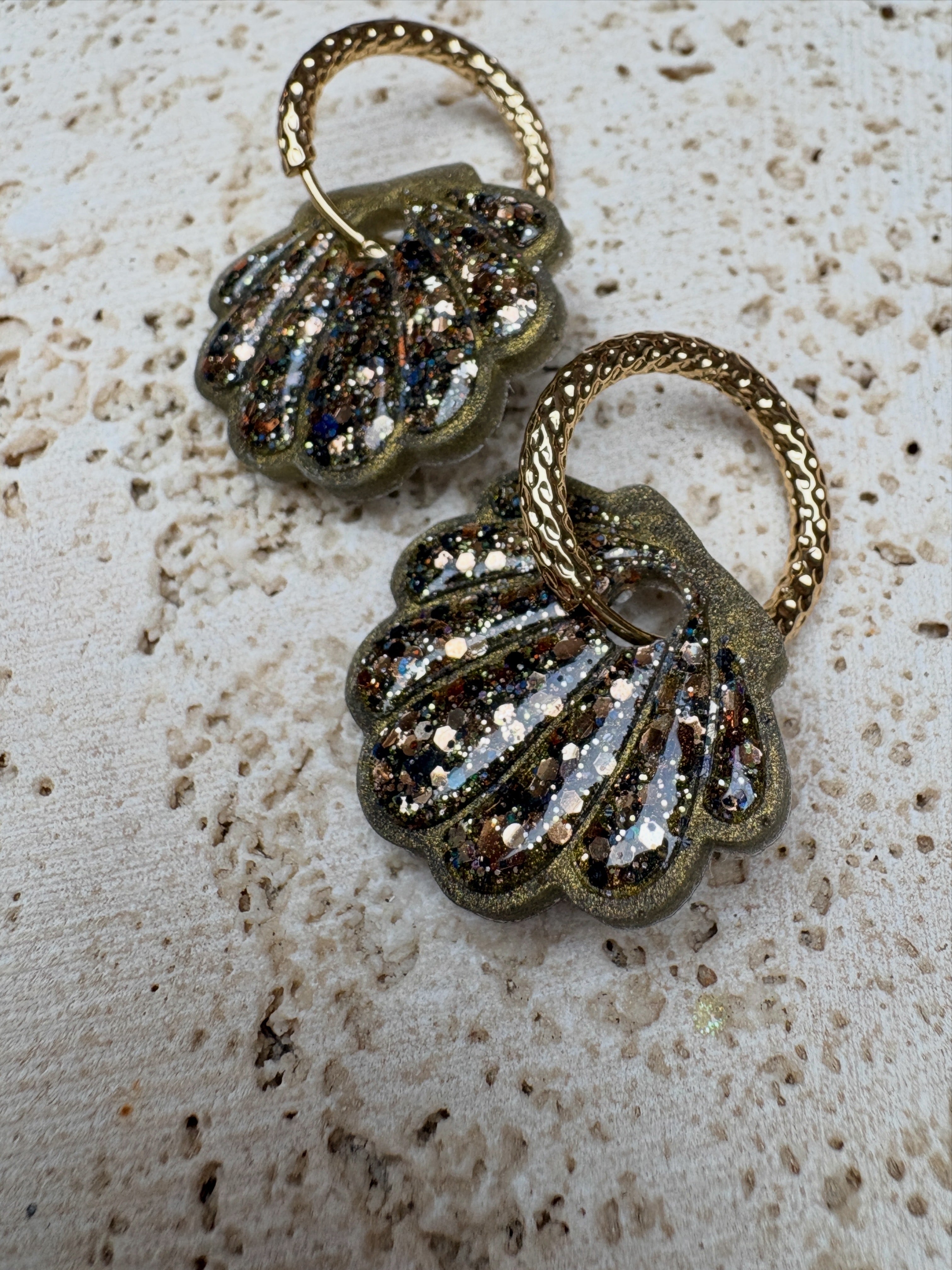Coquillages Vert Bronze et Paillettes dorées et marrons (sans créoles)
