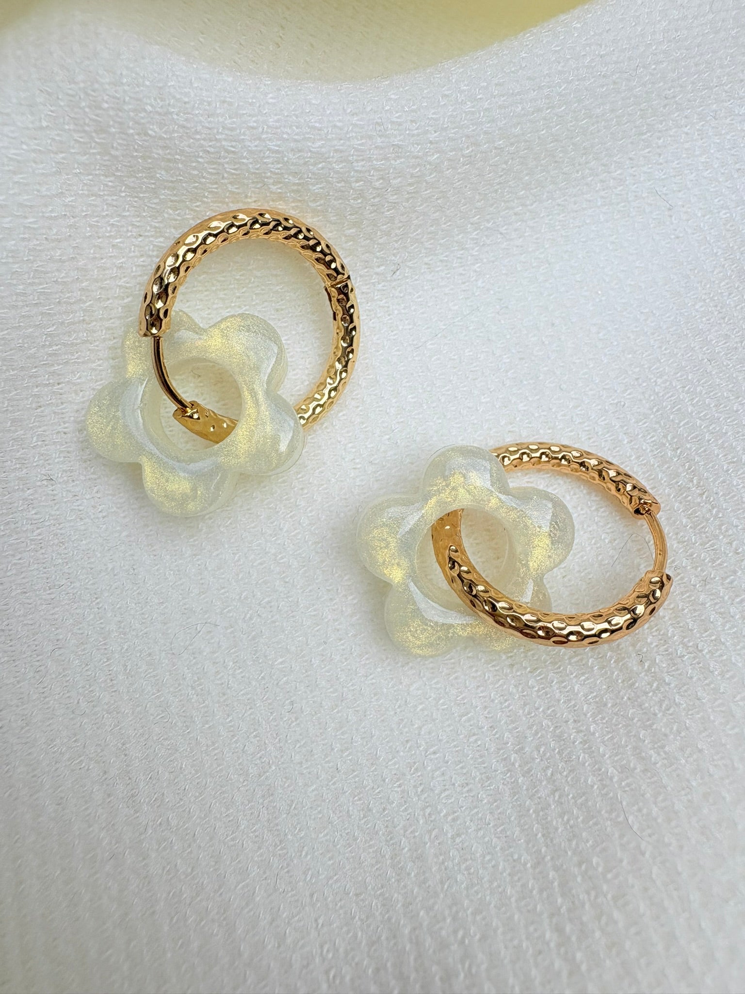 Pampilles Fleurs - taille S - Jaune Pastel Nacré (sans créoles)