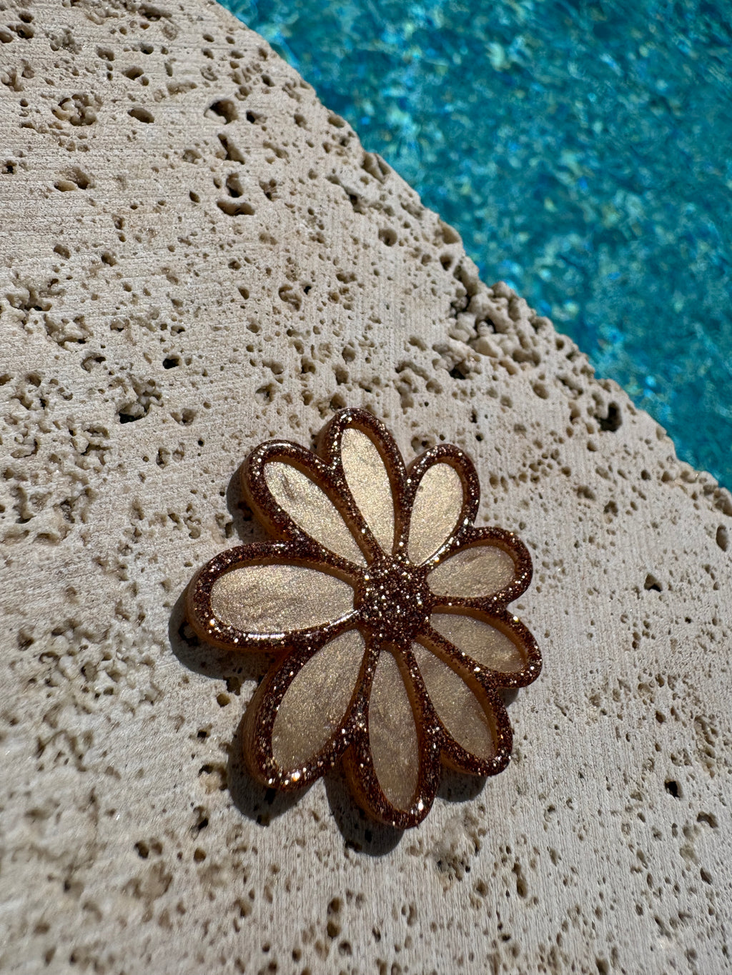 La Broche Marguerite Beige nacré & Or