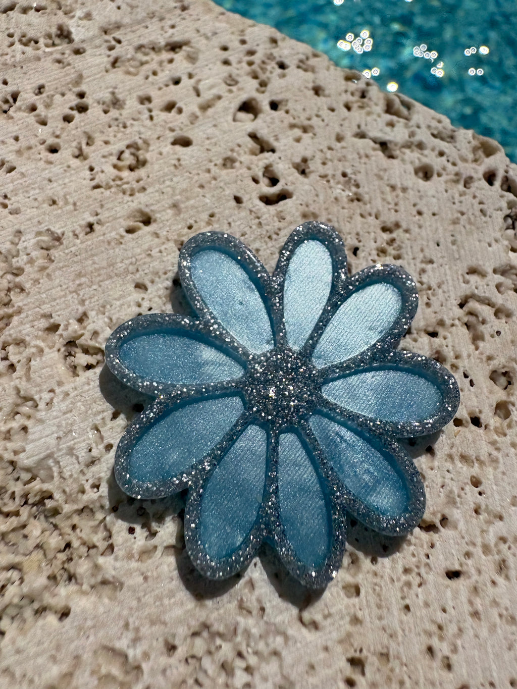 La Broche Marguerite Bleu pastel & argent pailleté