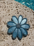 La Broche Marguerite Bleu pastel & argent pailleté